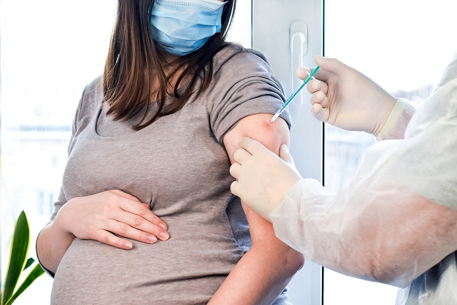 Llaman embarazadas completar esquema de vacunación contra covid.