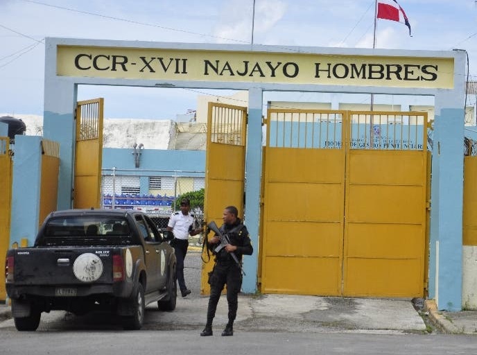 Presos hieren dos seguridad cárcel de Najayo.