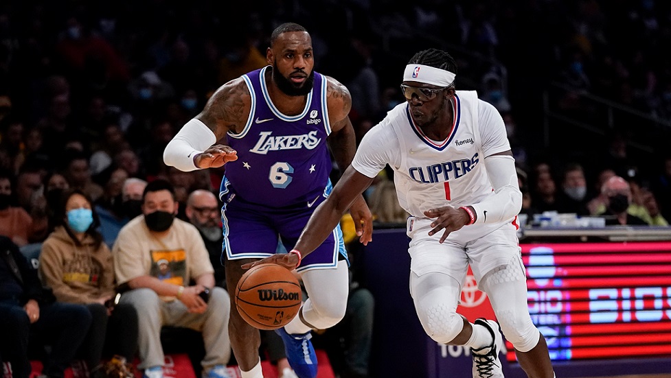 Clippers derrotan a Lakers.
