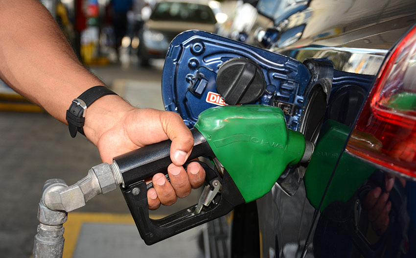 Gobierno asume alzas en precios de los combustibles.
