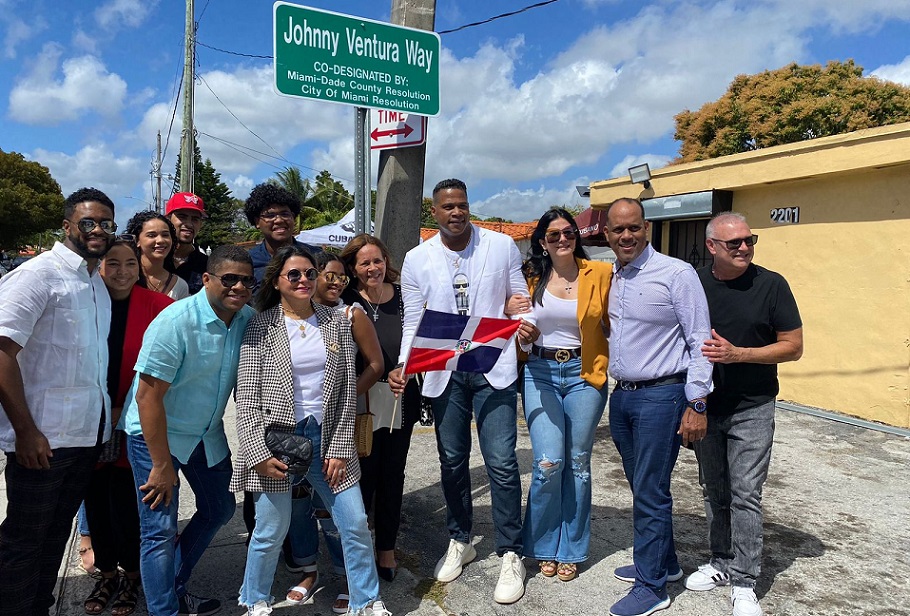 Familiares Johnny Ventura acuden a acto para color su nombre a calle de Miami.