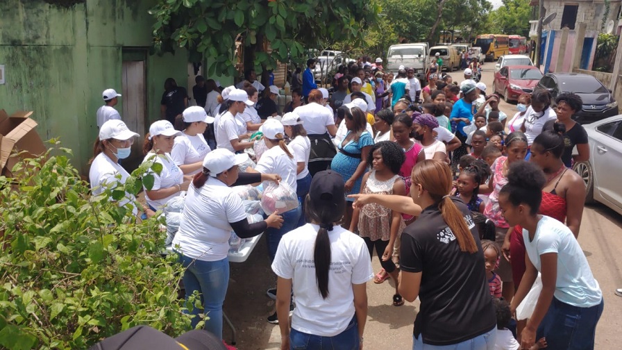 Fundación Manos en Acción entrega raciones alimenticias en Villa Mella.