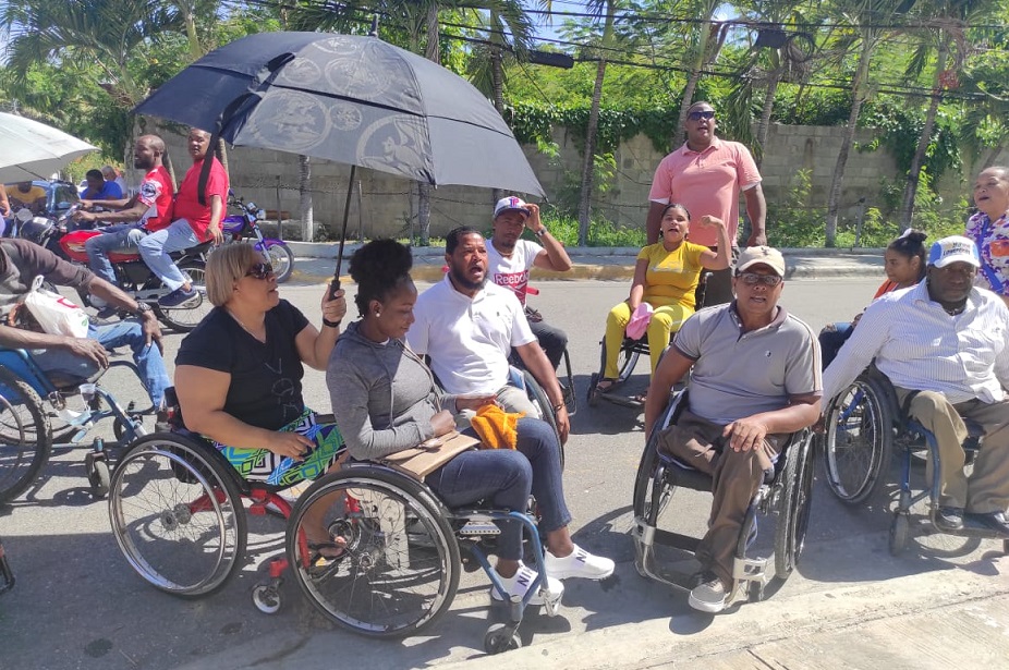 Discapacitados piden se construyan rampas en Boca Chica.