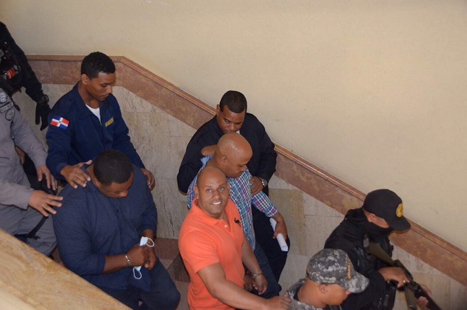 Imponen prisión preventiva a policías acusados de muerte peluquero Richard Báez.