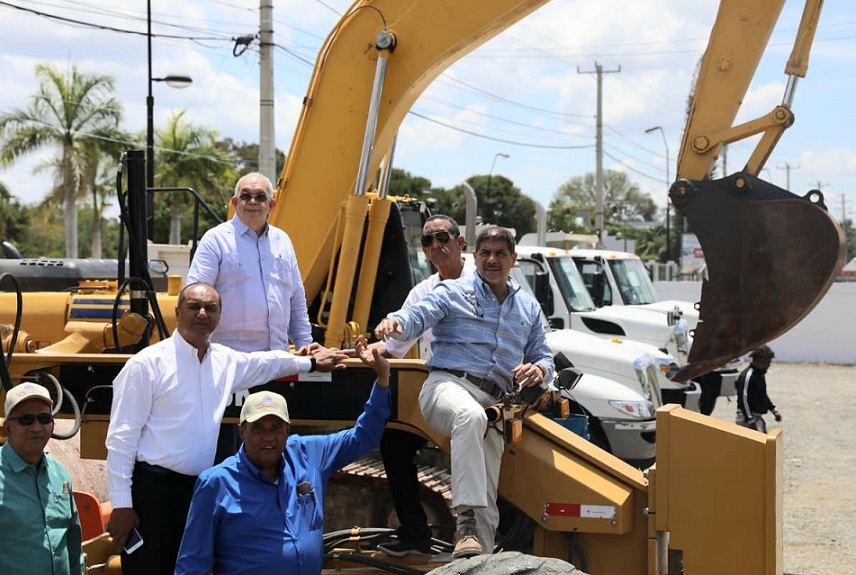 Ministerio de Agricultura entrega maquinarias para ayudar productores de San Juan.