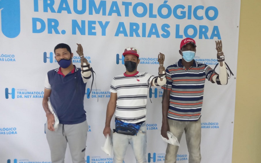 Hospital Ney Arias entrega prótesis de mano a pacientes.