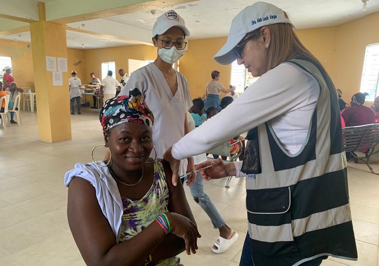 Salud Pública inicia vacunación de desplazados en centros de acopio.