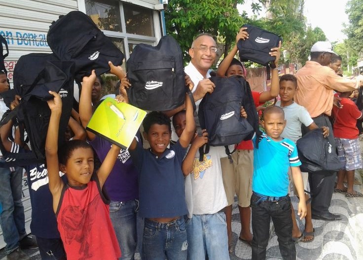 Manuel Almonte encabeza entrega útiles escolares a niños de escasos recursos.