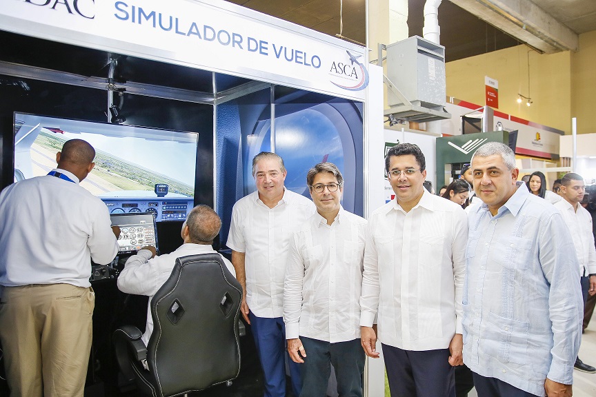 IDAC deja instalado simulador de vuelo en exposición comercial.