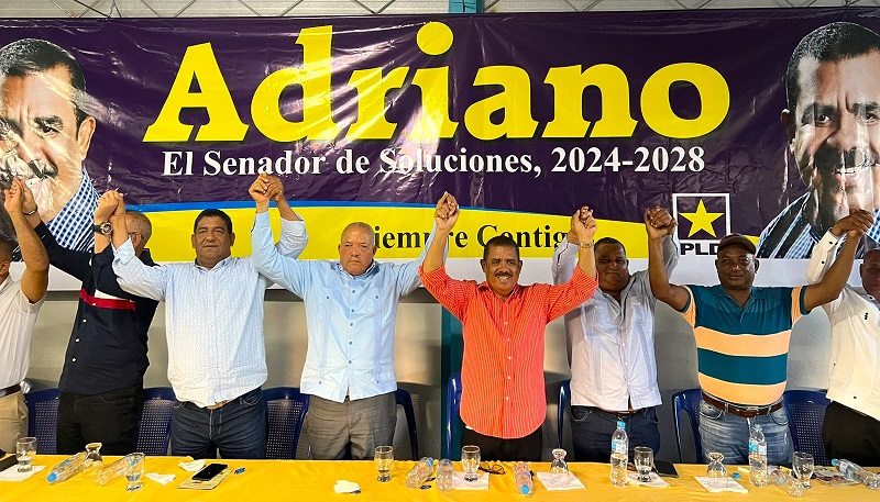 Adriano Sánchez Roa presenta su precandidatura senatorial.