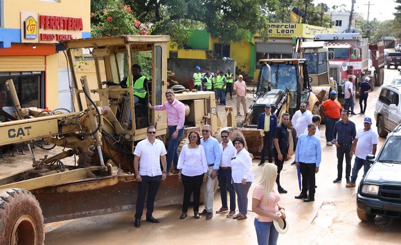 Ministro Agricultura deja iniciados trabajos de asfaltado en Las Galeras.