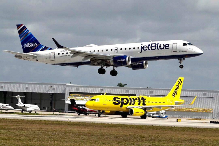 Fiscal general intenta bloqueo fusión de JetBlue y Spirit.