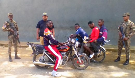 Haitianos ilegales detenidos en motocicletas.